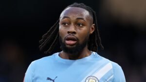 Eddie Howe uit zijn bezorgdheid over een omstreden regel terwijl Antoine Semenyo, in het shirt van Manchester City, geconcentreerd toekijkt tijdens een wedstrijd.