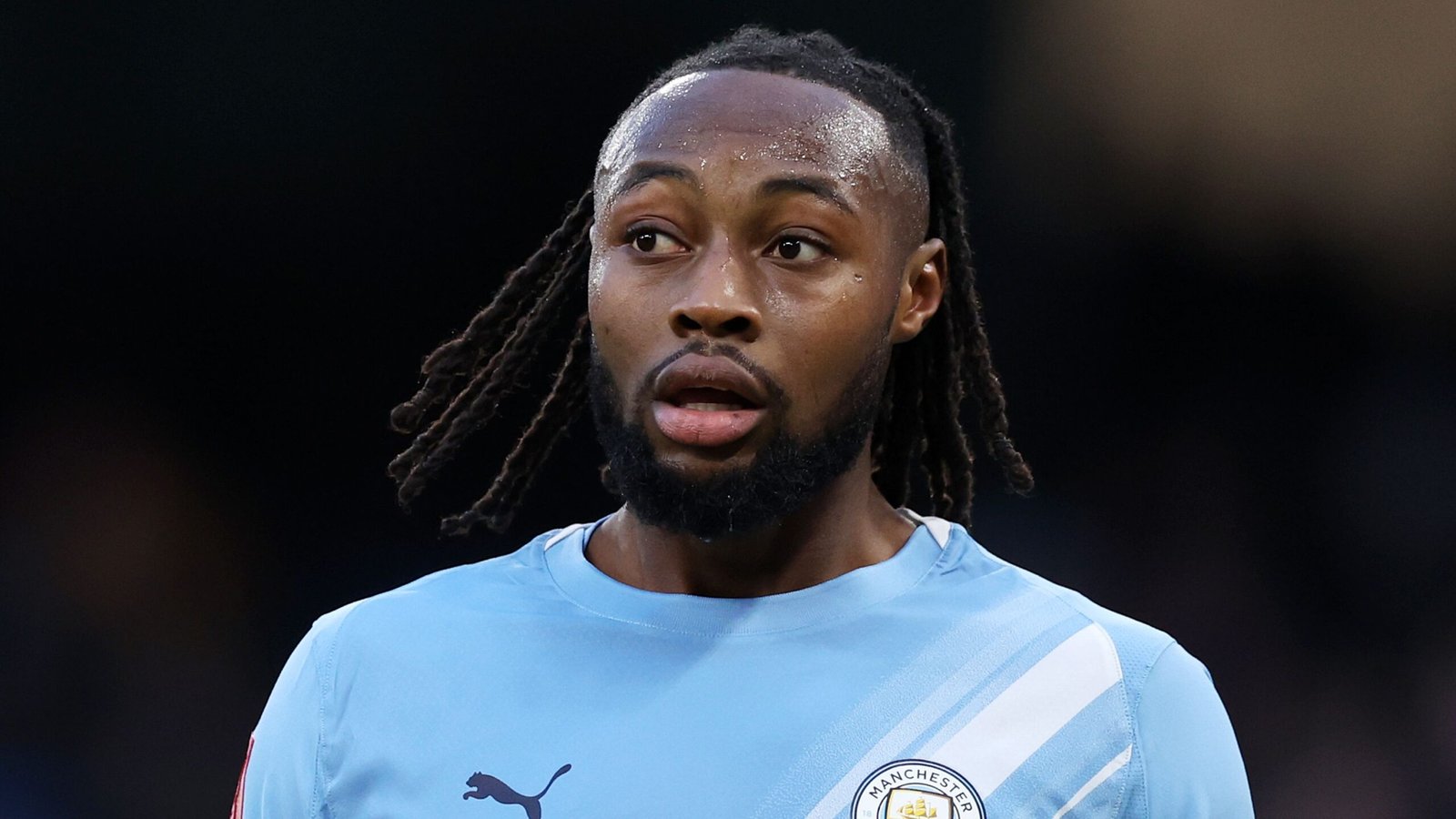 Eddie Howe uit zijn bezorgdheid over een omstreden regel terwijl Antoine Semenyo, in het shirt van Manchester City, geconcentreerd toekijkt tijdens een wedstrijd.