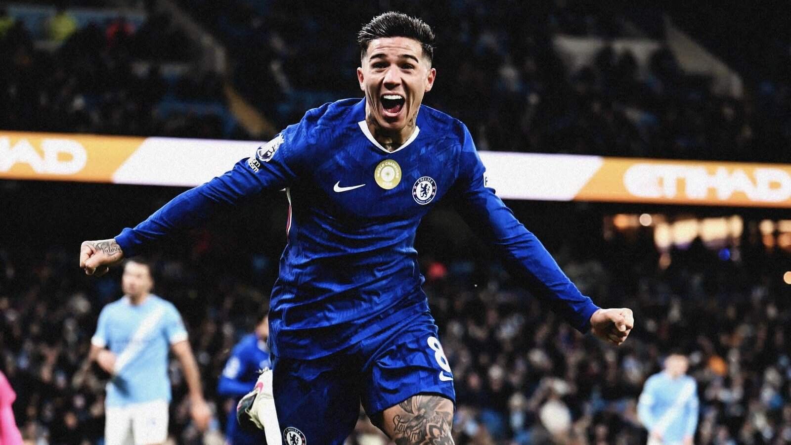 Enzo Fernández viert uitbundig in het blauwe tenue van Chelsea na zijn late doelpunt tegen Manchester City in een spannende Premier League-wedstrijd.