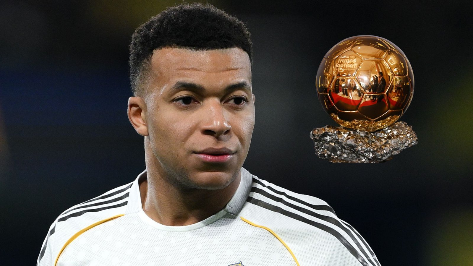 Kylian Mbappé in een wit voetbaltenu, peinzend kijkend, met de Ballon d'Or-trofee prominent naast hem afgebeeld.