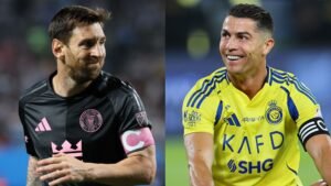 Messi in een zwart Inter Miami-tenue en Ronaldo in een geel Al Nassr-tenue lachen naar elkaar in een split-screen, wat de voetbalrivaliteit illustreert.