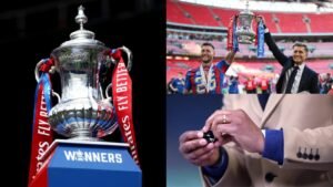 Trophée de la FA Cup avec des rubans bleus et rouges, joueurs en liesse à Wembley, et préparation du tirage au sort avec une main tenant une boule.