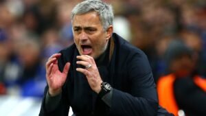 Jose Mourinho gebaart geanimeerd aan de zijlijn en uit zijn frustratie tijdens een gespannen moment in een voetbalwedstrijd.