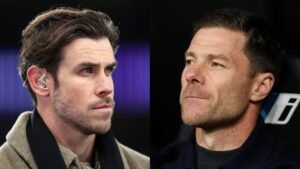 Gareth Bale en Xabi Alonso in profiel, beiden er serieus uitzien; Bale draagt een grijze jas, terwijl Alonso een donker jack draagt, tegen een wazig stadionachtergrond.