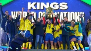 يحتفل اللاعبون البرازيليون بانتصارهم، رافعين كأس بطولة كأس العالم للأمم لبطولة كينجز 2026، محاطين بزينات نابضة بالحياة وهتافات المشجعين.