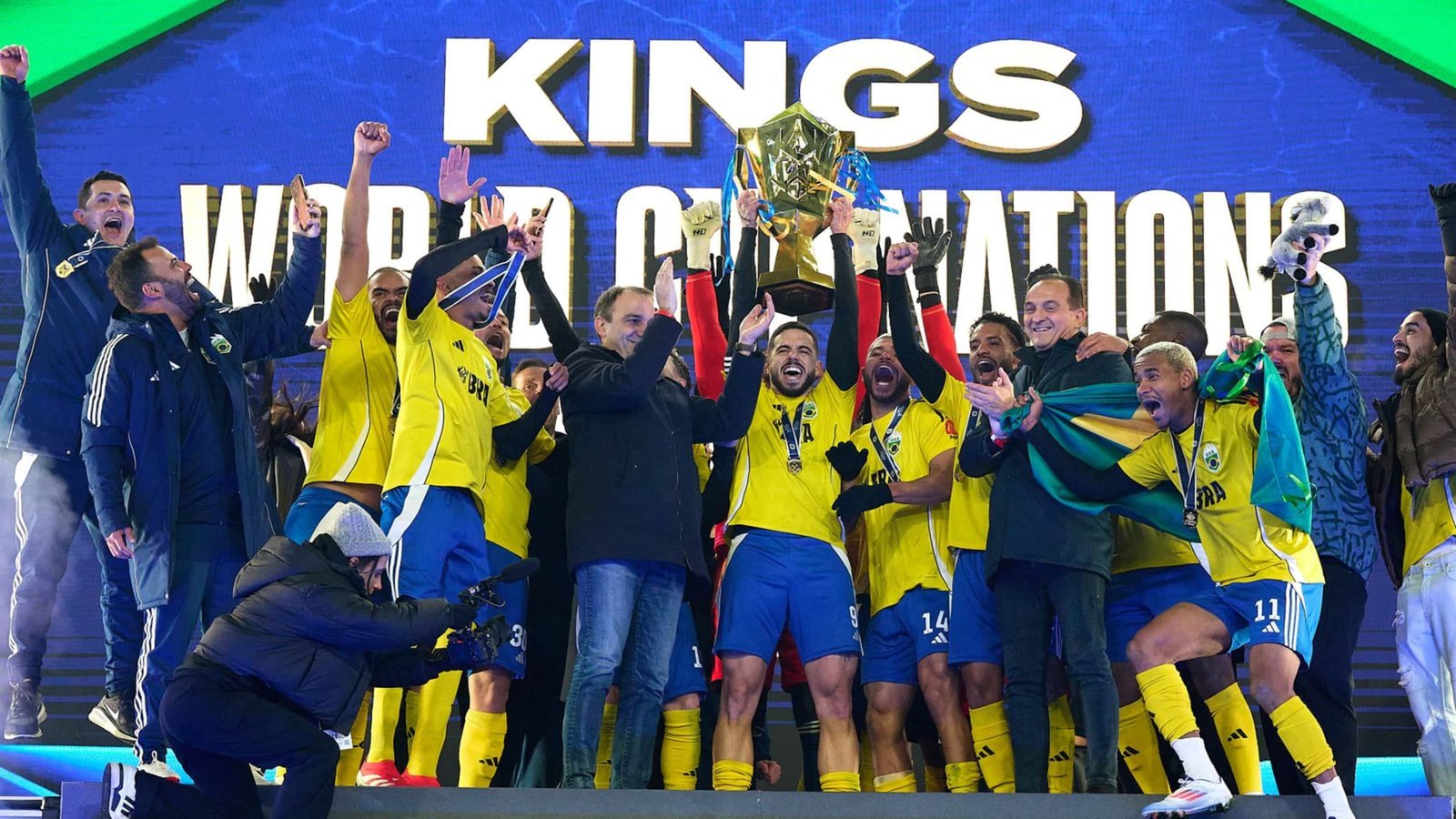 يحتفل اللاعبون البرازيليون بانتصارهم، رافعين كأس بطولة كأس العالم للأمم لبطولة كينجز 2026، محاطين بزينات نابضة بالحياة وهتافات المشجعين.