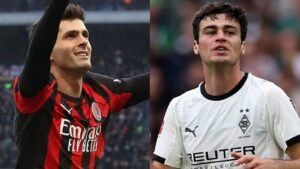 Christian Pulisic dans le maillot rouge et noir de l'AC Milan célébrant un but, et Gio Reyna dans le maillot blanc de Borussia Mönchengladbach, ayant l'air concentré.