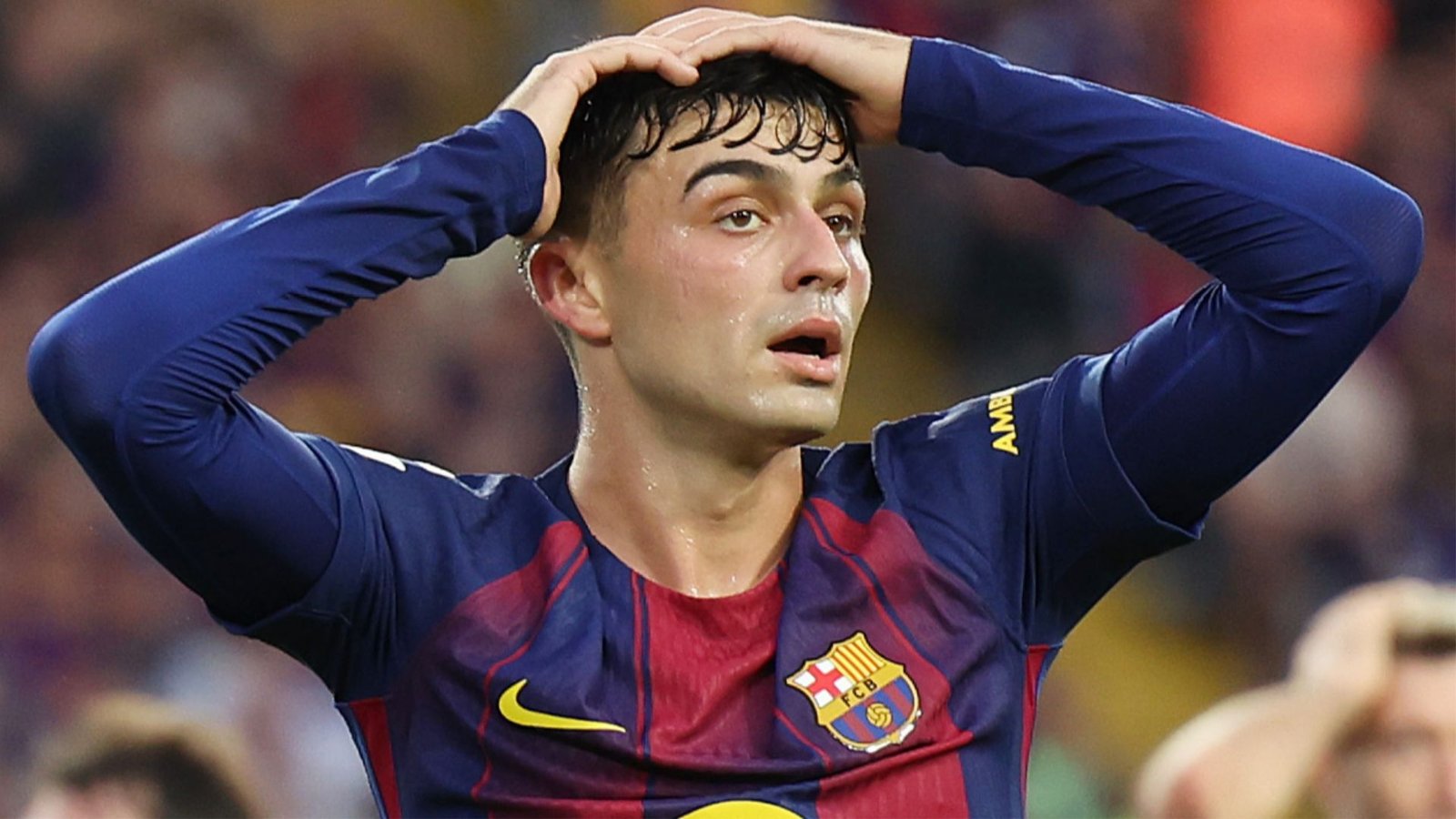 Pedri, vêtu du maillot du Barcelone, montre de l'inquiétude, les mains sur la tête, lors d'un moment tendu d'un récent match.