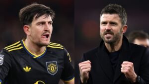 Harry Maguire in een zwart Manchester United-tenue met gele accenten, naast Michael Carrick die gepassioneerd viert in een donker jasje.