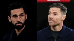 Arbeloa en Alonso, twee voormalige Real Madrid-spelers, delen een moment, waarbij hun uiteenlopende uitdrukkingen en stijlen tijdens een wedstrijd worden getoond.