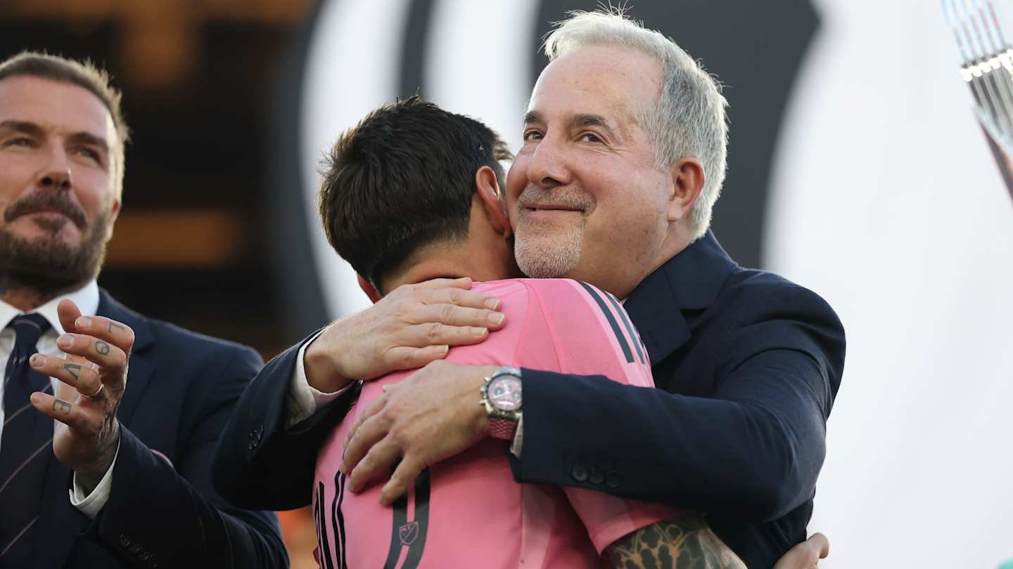 David Beckham étreint un joueur portant le maillot rose d'Inter Miami, célébrant un moment important aux côtés des dirigeants du club.