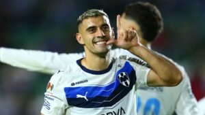 يحتفل لاعب مونتيري بهدف بإيماءة منتصر، مرتديًا زيًا أبيض وأزرق خلال مباراة، يعبر عن حماس كرة القدم المغربية.