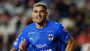 L'attaquant mexicain célèbre en maillot bleu de Monterrey, démontrant une énergie vibrante et un enthousiasme débordant pendant un match.