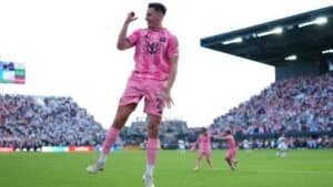 Tadeo Allende célèbre un but dans le maillot rose de l'Inter Miami, avec une foule enthousiaste en arrière-plan dans un stade animé.