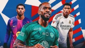 Ivan Toney is prominent in een groene outfit, omringd door voetballers in Barcelona- en Real Madrid-shirts, tegen een levendige achtergrond.