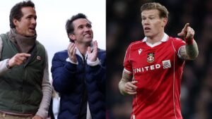 Ryan Reynolds et Rob McElhenney encouragent en tenue de Wrexham, aux côtés de James McClean en maillot rouge de Wrexham, gesticulant sur le terrain.