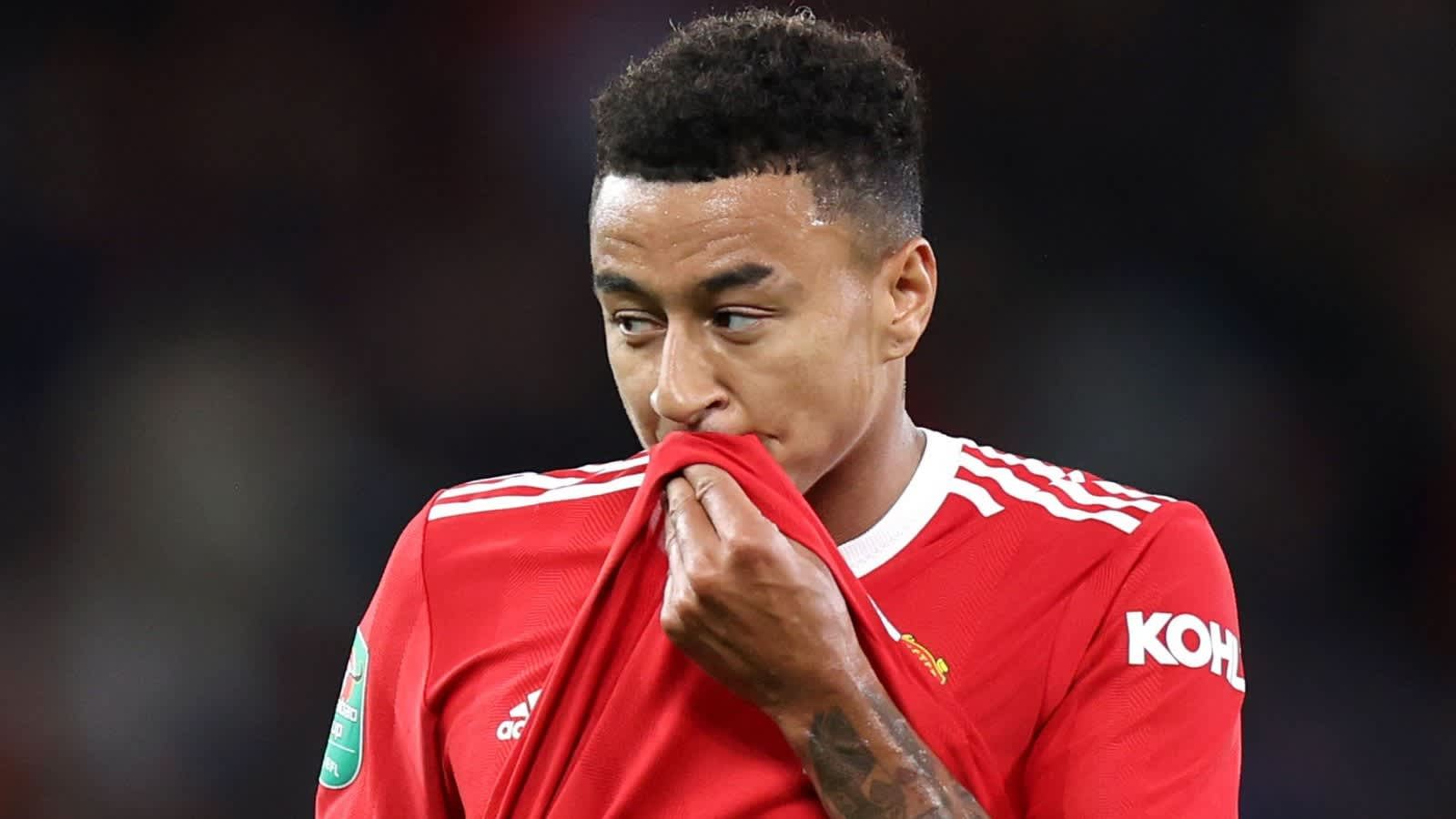 يبدو جيسي لينغارد مفكرًا وهو يرتدي قميص مانشستر يونايتد الأحمر، ممسكًا بطوق قميصه، يتأمل في فرصة ضائعة.