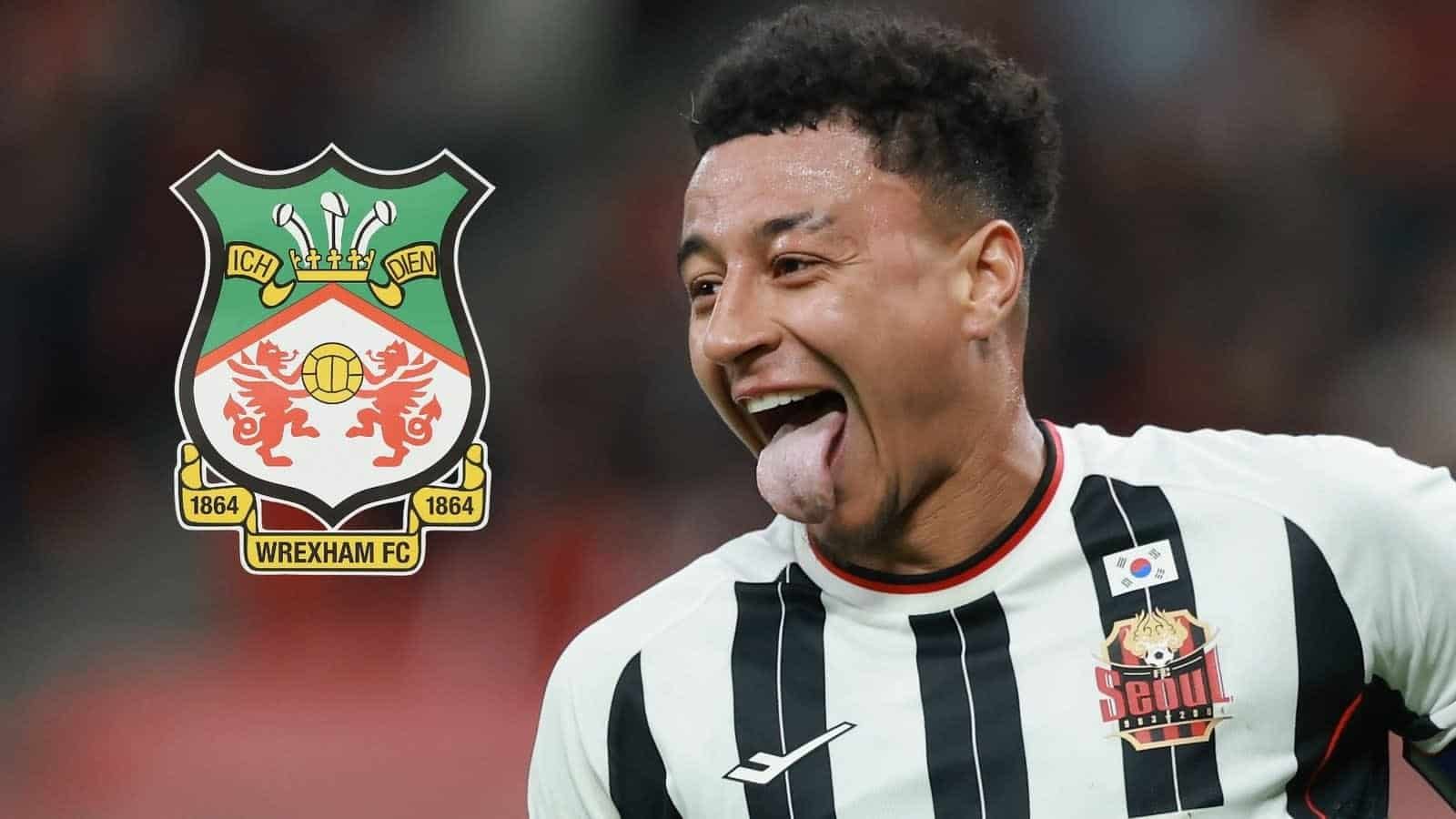 Jesse Lingard célèbre joyeusement dans un maillot à rayures noires et blanches, le logo de Wrexham FC étant clairement visible en arrière-plan.
