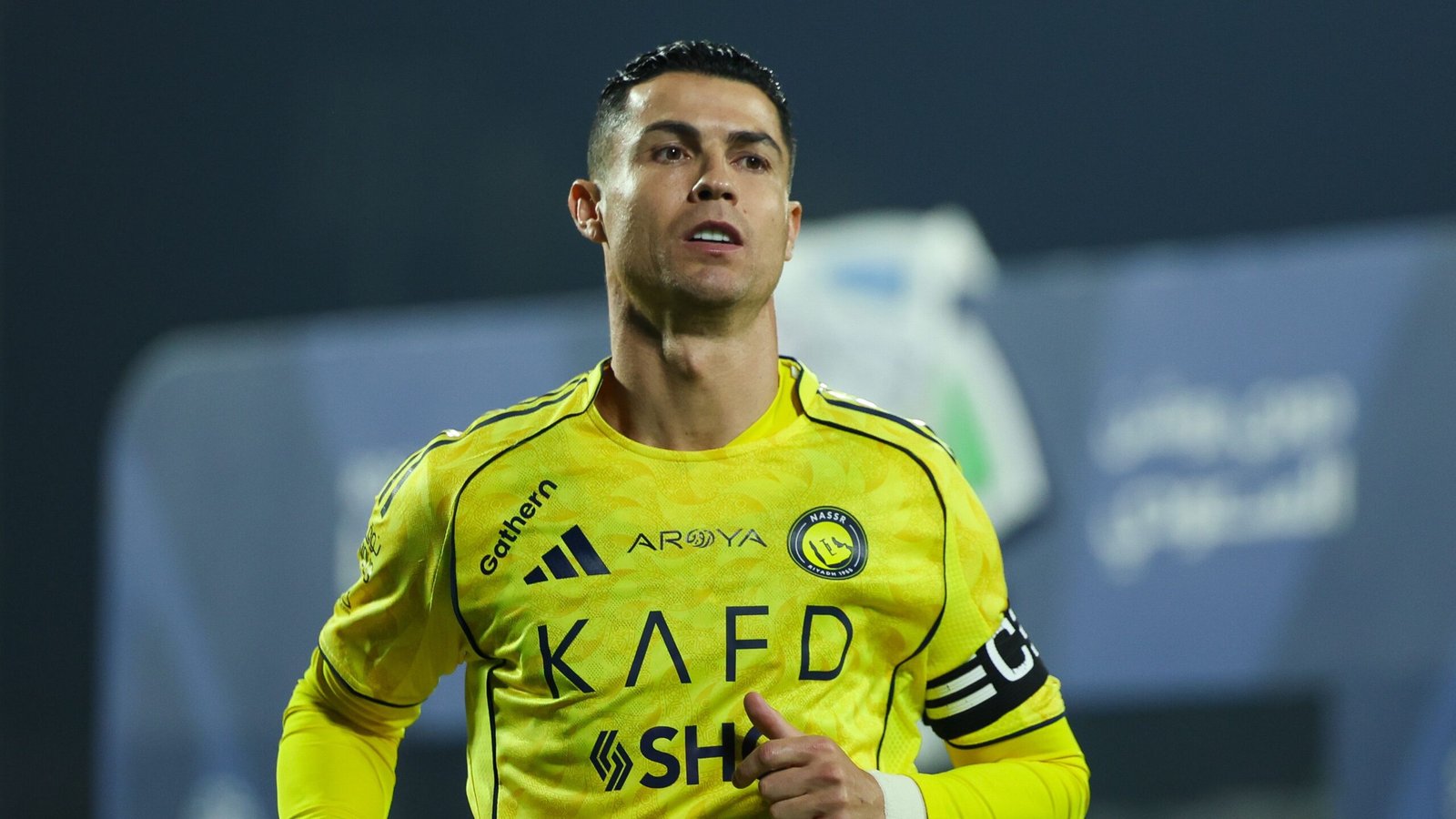Cristiano Ronaldo, portant le maillot jaune vif d'Al Nassr, affiche concentration et détermination lors d'un match de la Saudi Pro League.