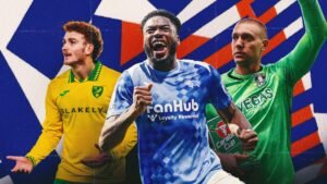 Josh Sargent in het gele tenue van Norwich City, juichend achter een speler van Derby County in het blauw, met een groene doelman van een ander team.