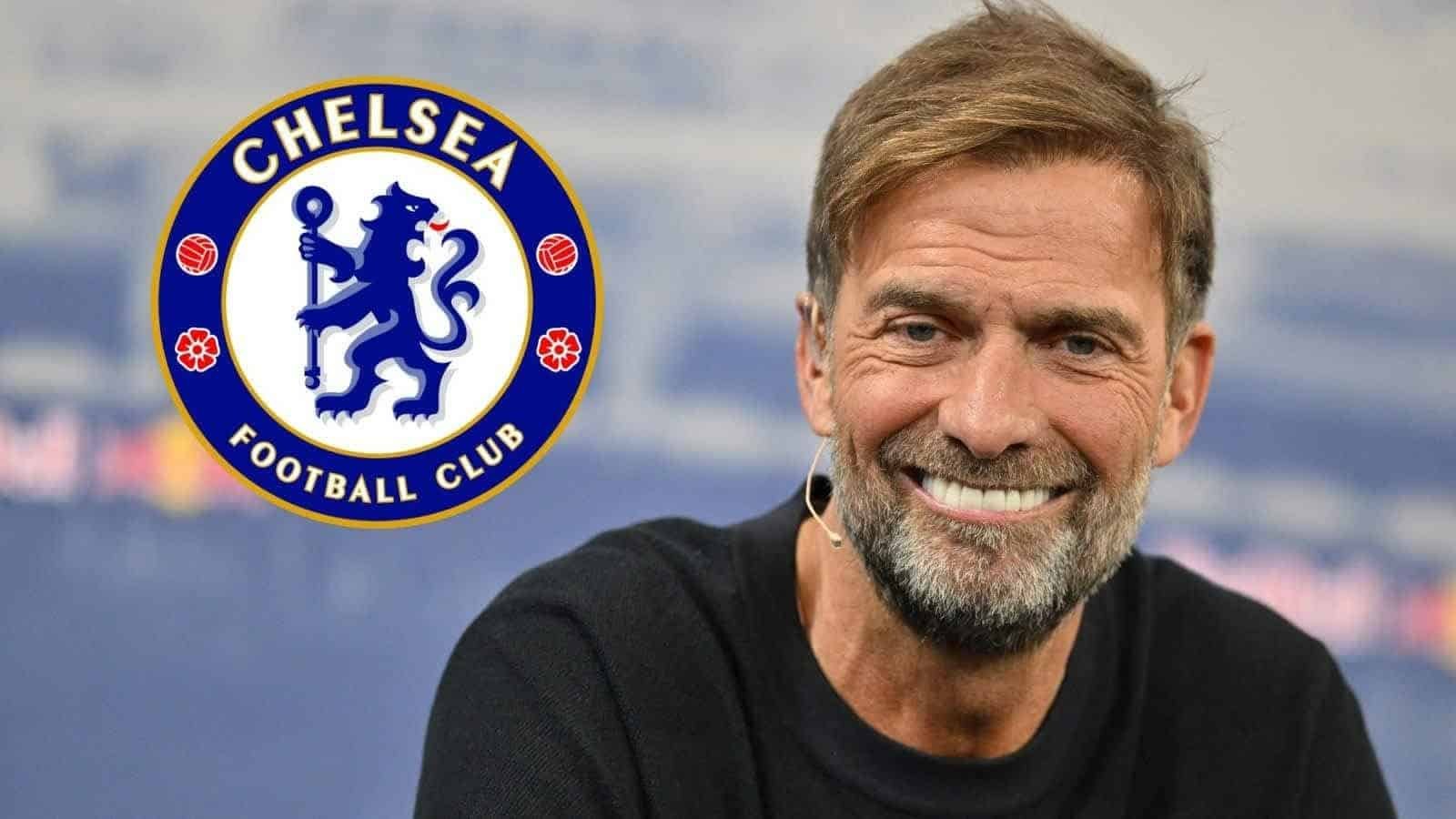 Jürgen Klopp sourit avec assurance, devant le logo du Chelsea FC, soulignant l'intérêt managérial potentiel pour le club.
