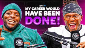 KSI en een andere presentator lachen en gebaren tijdens een podcast, met levendige paarse tekst: "Mijn carrière zou voorbij zijn geweest!"