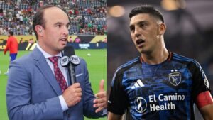 Landon Donovan parlant dans un micro à gauche, avec un joueur des San Jose Earthquakes en maillot bleu à droite, sur fond de match.