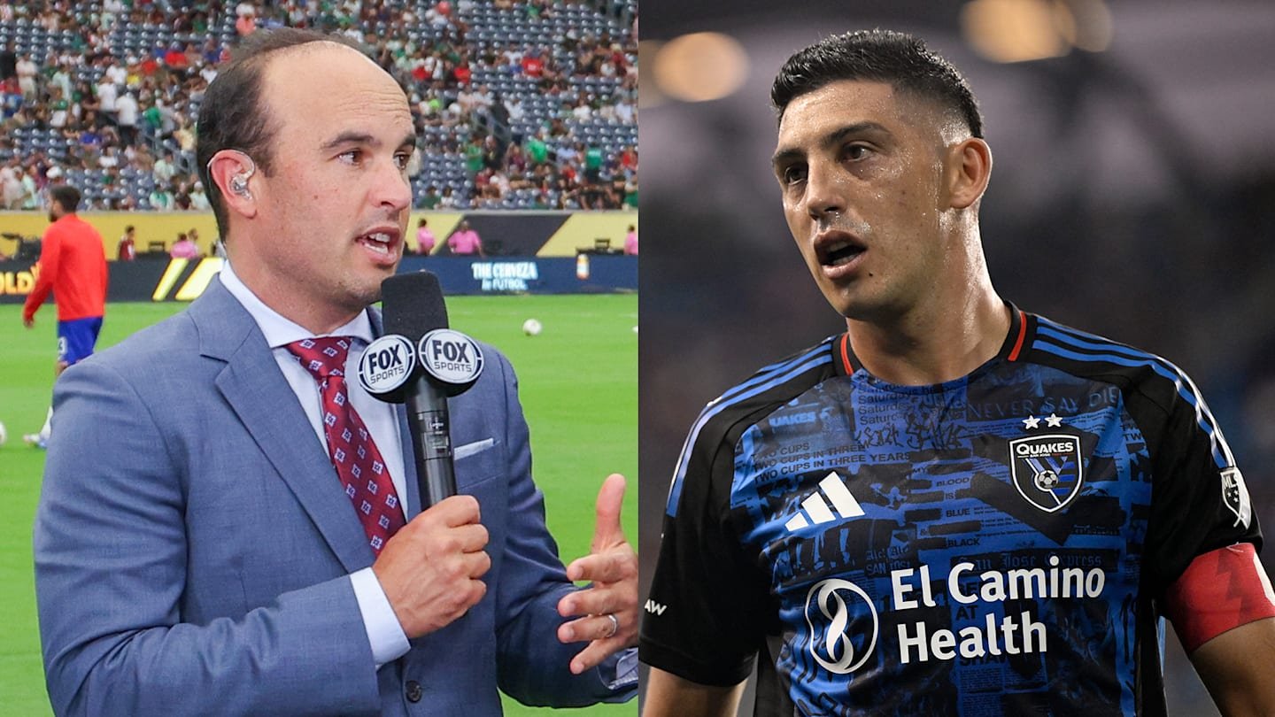 Landon Donovan parlant dans un micro à gauche, avec un joueur des San Jose Earthquakes en maillot bleu à droite, sur fond de match.