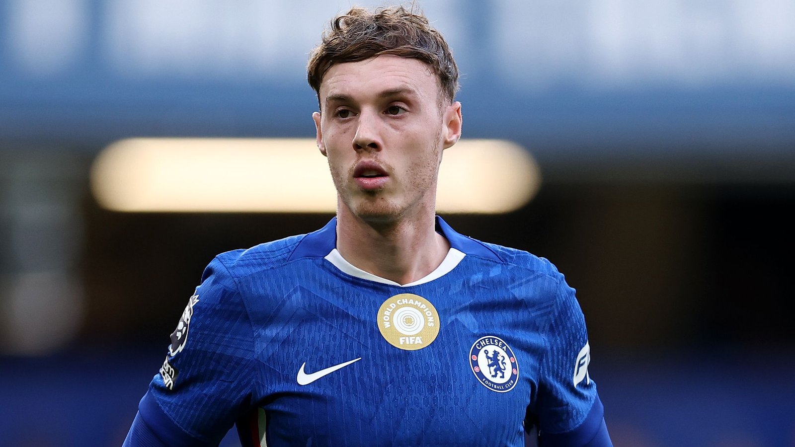 ليام روزينور يرتدي زي تشيلسي الأزرق مع شارة بطولة العالم للفيفا، يبدو مركزاً على الملعب خلال مباراة.