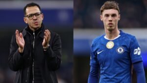 Liam Rosenior klapt in een zwart jasje aan de linkerkant, terwijl Cole Palmer in het blauwe tenue van Chelsea aan de rechterkant staat, er geconcentreerd uitziet.