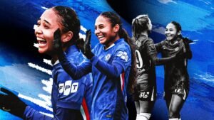 Chelsea-spelers vieren uitbundig in levendig blauw tenue, tonen teamwork en opwinding, tegen een dynamische blauwe achtergrond.