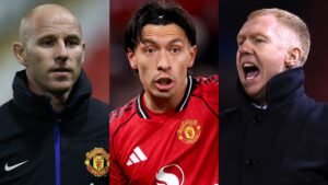 Lisandro Martínez in een Manchester United-tenue wordt geflankeerd door Paul Scholes en Nicky Butt, beiden in donkere bovenkleding, allen met een geconcentreerde uitdrukking.