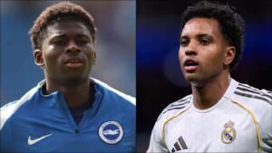 Joueur de Brighton à gauche en tenue bleue et joueur du Real Madrid à droite en tenue blanche, tous deux concentrés sur l'objectif.