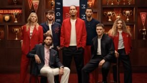 Les joueurs du Liverpool FC et des mannequins présentent la nouvelle collaboration de Tommy Hilfiger, debout devant les trophées et les objets de collection du club.