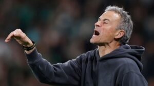 Luis Enrique gebaart gepassioneerd aan de zijlijn tijdens PSG's nederlaag tegen Sporting in de Champions League, wat zijn intense reactie toont.