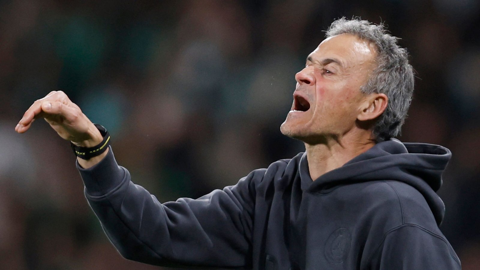 Luis Enrique gebaart gepassioneerd aan de zijlijn tijdens PSG's nederlaag tegen Sporting in de Champions League, wat zijn intense reactie toont.