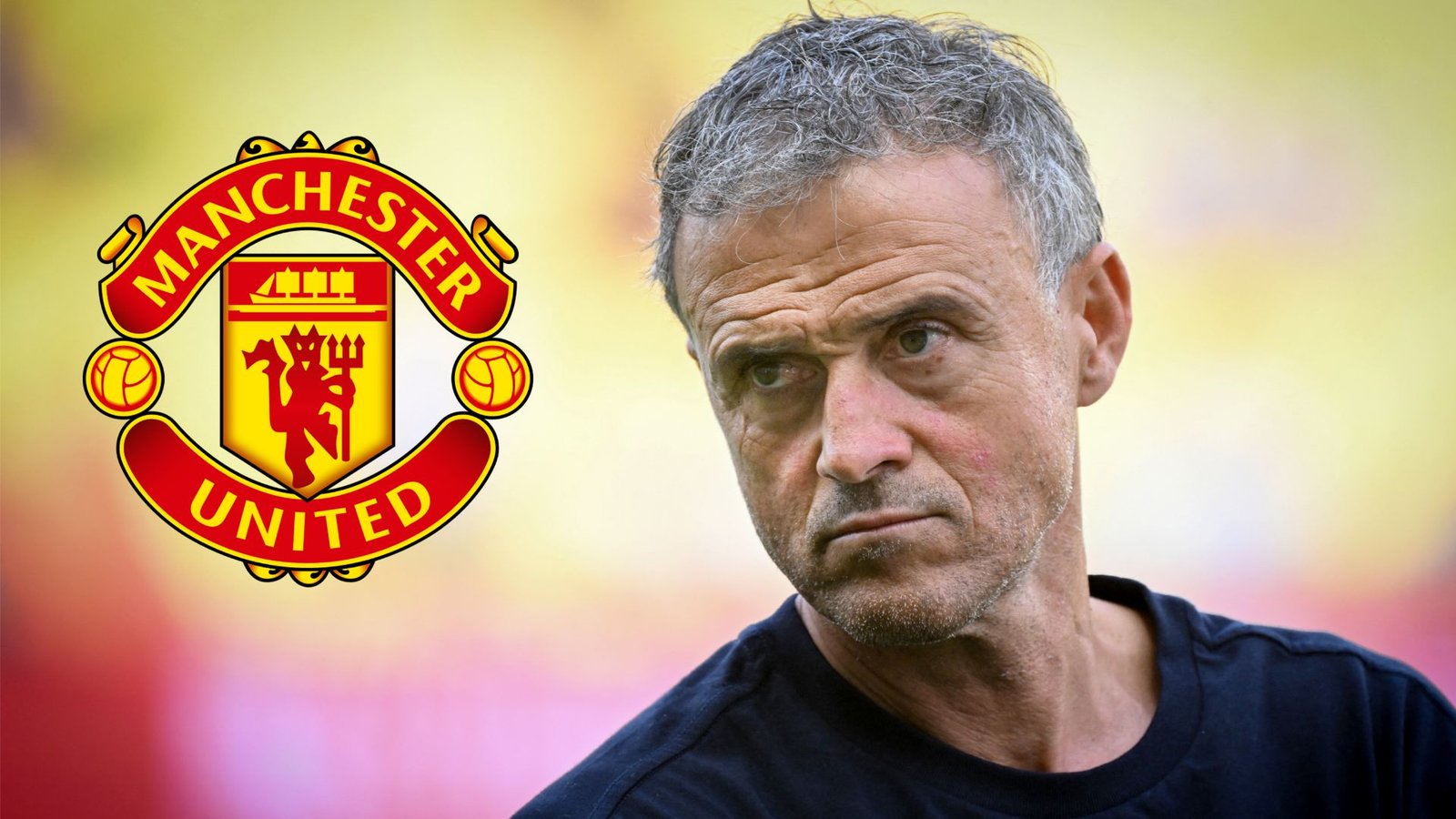 Luis Enrique, met een geconcentreerde uitdrukking, staat naast het Manchester United-logo, wat potentiële managementconnecties benadrukt.