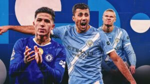 Rodri juicht in het lichtblauwe tenue van Manchester City, geflankeerd door Chelsea's Enzo Fernández in donkerblauw en Erling Haaland, tegen een levendige achtergrond.