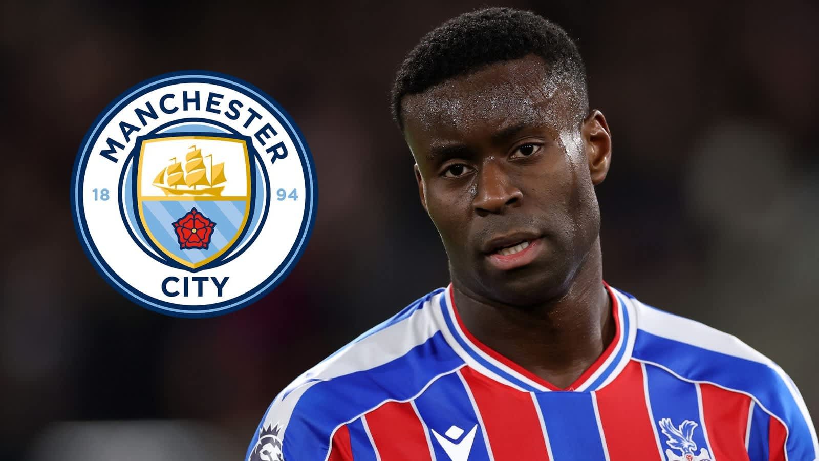 Marc Guehi aux couleurs de Crystal Palace, l'air concentré, aux côtés du logo du club de Manchester City, mettant en lumière l'intérêt pour un transfert.