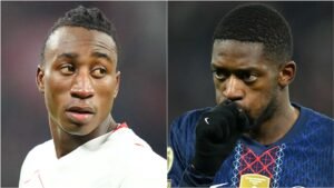 Deux footballeurs en gros plan : l'un portant une chemise blanche avec des détails rouges, et l'autre dans un maillot bleu à motifs, tous deux affichant des expressions intenses.