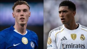 Cole Palmer de Chelsea dans un maillot bleu avec l'emblème de la FIFA, aux côtés de Jude Bellingham du Real Madrid dans un maillot blanc, tous deux concentrés pendant un match.