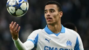Mason Greenwood in het blauw-witte tenue van Marseille, behendig jonglerend met een Champions League-bal tijdens een wedstrijd.