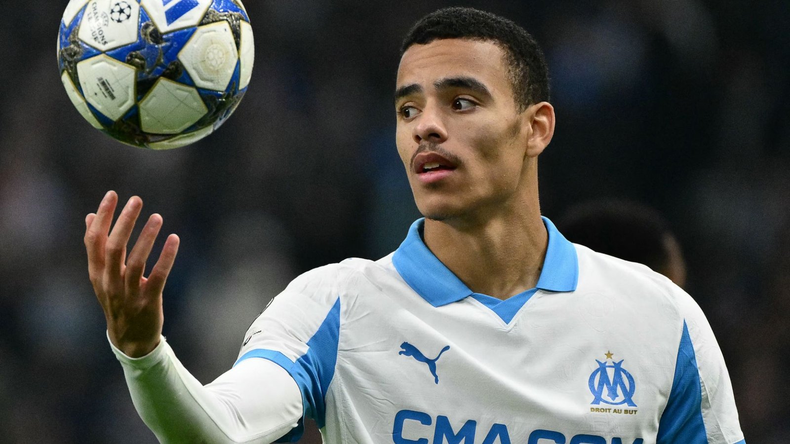 Mason Greenwood in het blauw-witte tenue van Marseille, behendig jonglerend met een Champions League-bal tijdens een wedstrijd.