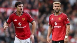 Harry Maguire et Luke Shaw vêtus du maillot rouge de Manchester United, affichant tous deux des expressions concentrées lors d'une scène d'action en match.