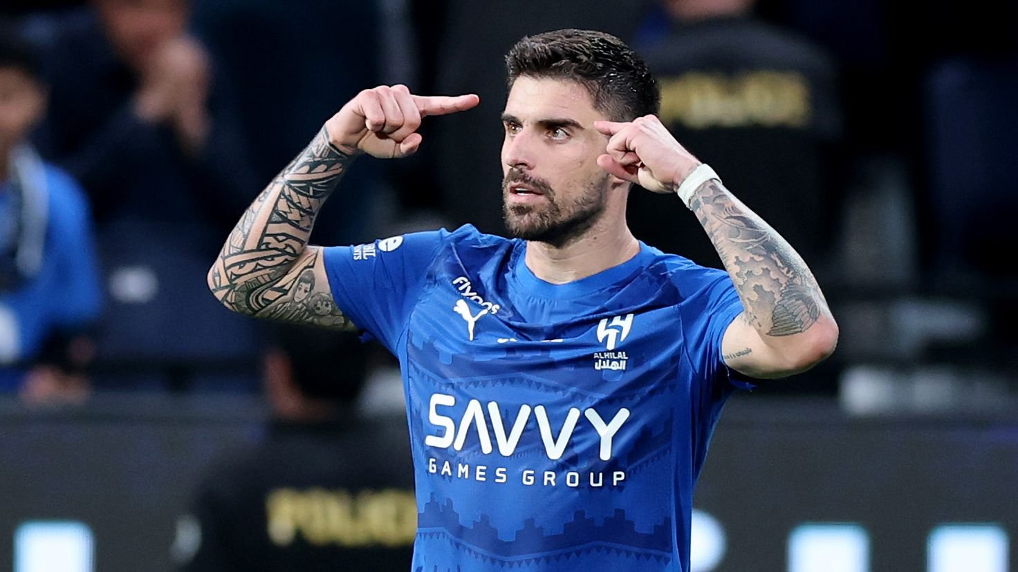 Ruben Neves juicht in het blauwe tenue van Al-Hilal, toont zijn tatoeages en maakt een opvallend gebaar tijdens een wedstrijd.