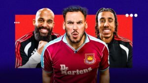 Drie voetballers staan prominent in beeld, waarbij één in een West Ham-tenue intensiteit uitstraalt, geflankeerd door twee lachende spelers in sportieve kleding tegen een levendige achtergrond.