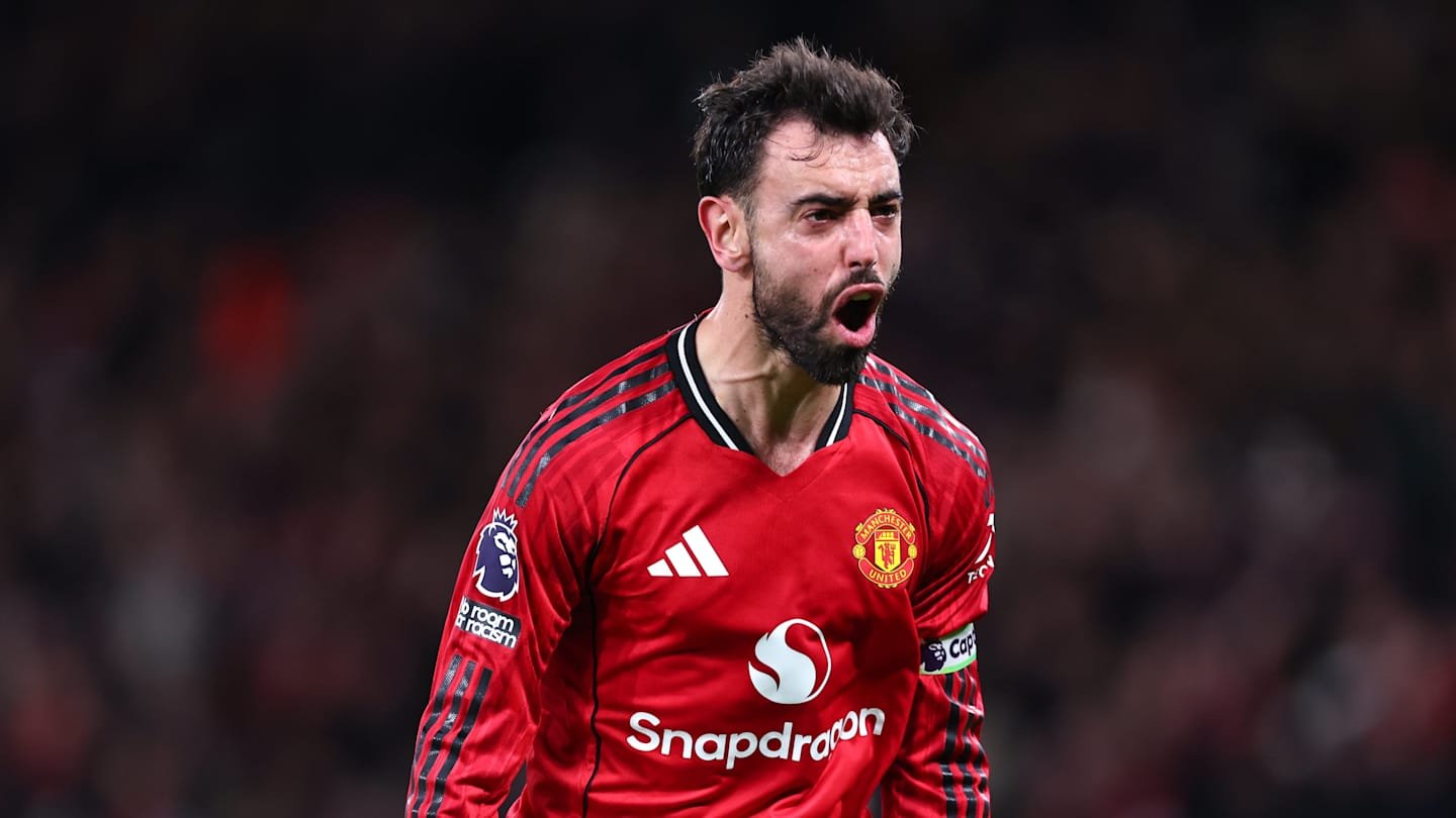 Bruno Fernandes célèbre avec passion dans le maillot rouge domicile de Manchester United, démontrant sa détermination pendant un match.