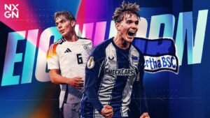 Le talent adolescent du Hertha BSC célèbre dans la tenue de son club, aux côtés d’un joueur allemand en maillot de l’équipe nationale, avec des arrière-plans vibrants mettant en valeur leur potentiel.