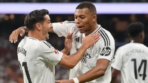 Brahim Diaz en Kylian Mbappé vieren samen een doelpunt, in hun witte Real Madrid-tenues, en tonen vreugde op het veld.