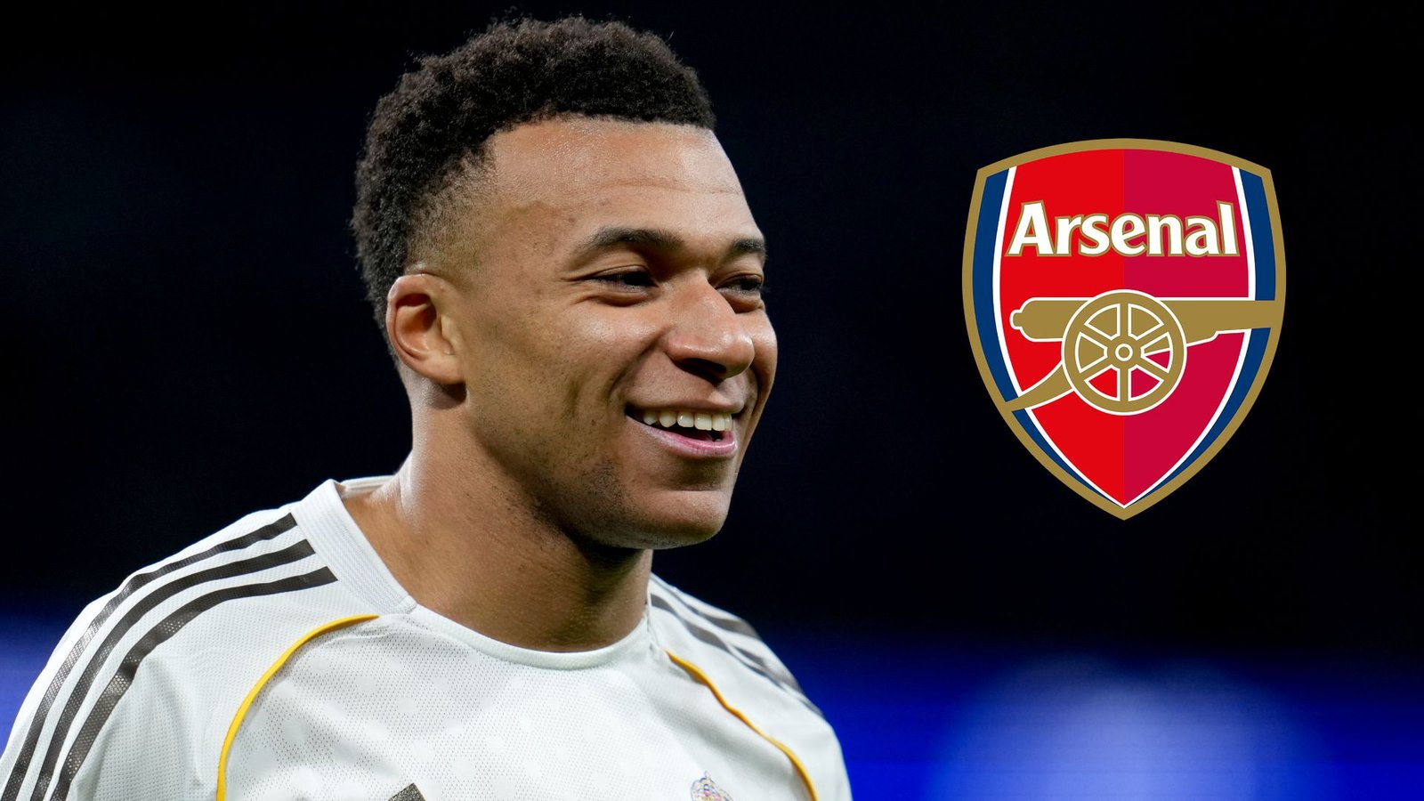 Kylian Mbappé glimlacht in een wit tenue met zwarte accenten, naast het Arsenal-logo, wat op mogelijke transferinteresse wijst.